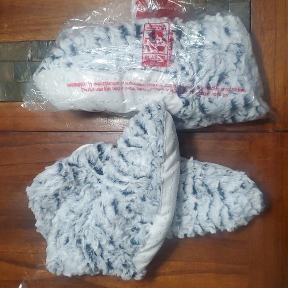 2 pair New Unused Slipper Booties with Grippers SUPER SOFT Size S/M (5-7) - Picture 4 of 6
